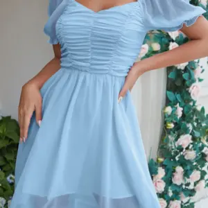 Vestido casual celeste de manga farol escote corazón fruncido