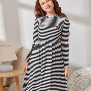 Vestido casual con parche de corazón de rayas de cuello alto