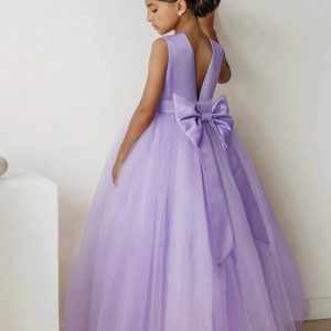 Vestido de princesa lila con lazo y empalme de malla