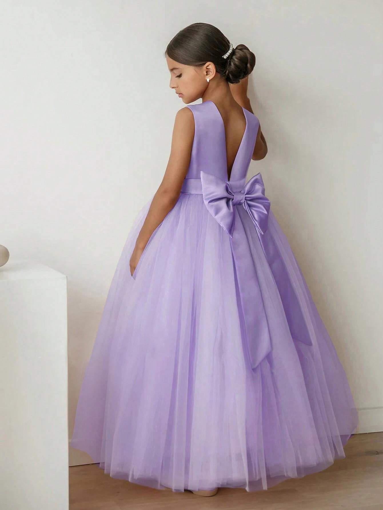 Vestido de princesa lila con lazo y empalme de malla
