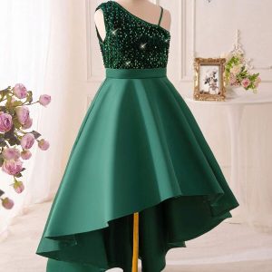 Vestido de fiesta verde hombros oblicuo asimétrico elegante