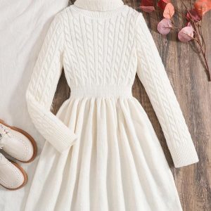 Vestido casual albaricoque cuello cisne trenzado