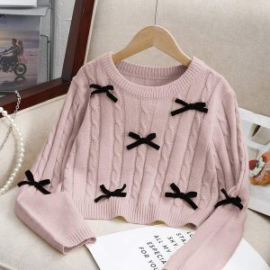 Chompa casual rosa crop con lazos negro