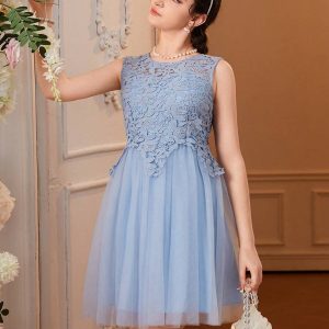 Vestido elegante con contraste de encaje y malla celeste