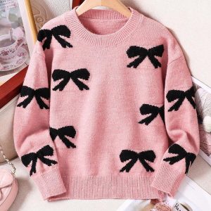 Chompa casual con lazo negro estampado
