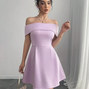 Vestido casual elegante minimalista hombros descubiertos lila