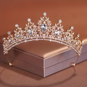 Corona princesa con pedrería brillantes dorada