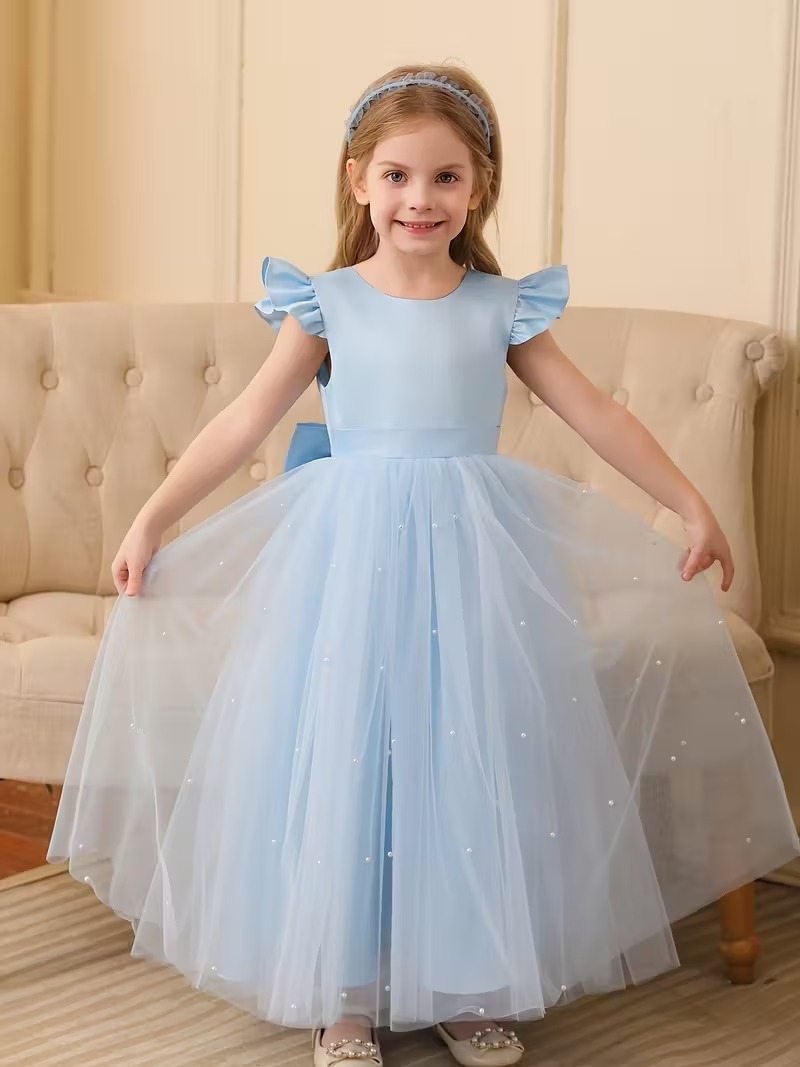 Vestido de fiesta celeste con perlas maxi manga capa cuello v atras