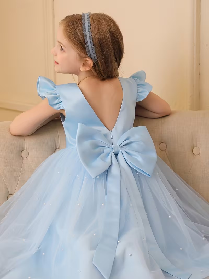 Vestido de fiesta celeste con perlas maxi manga capa cuello v atras - Imagen 2