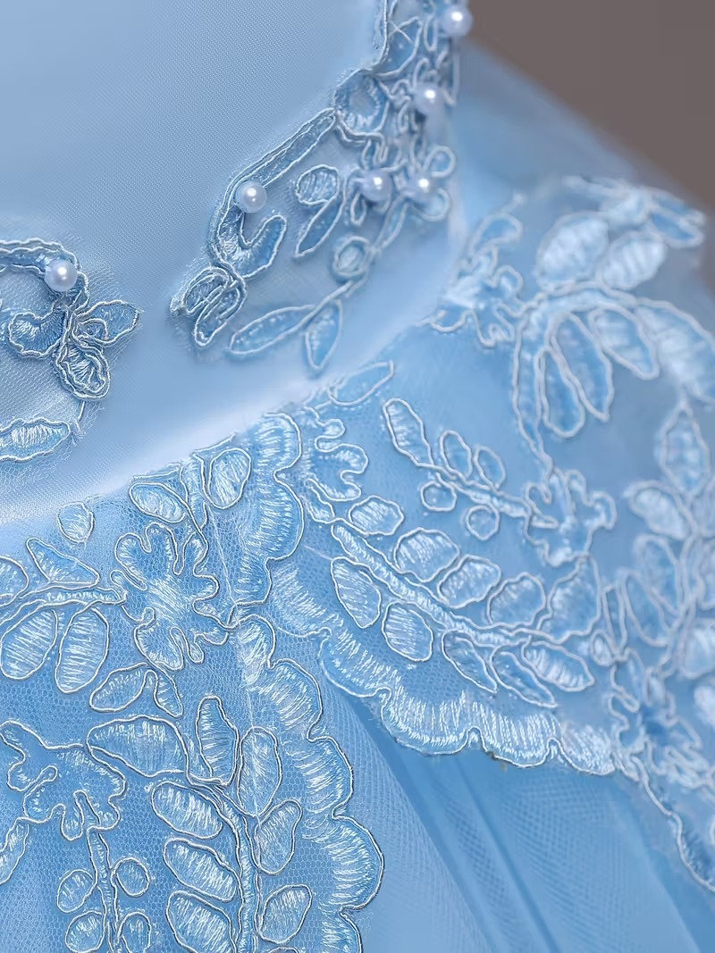 Vestido elegante princesa bordado floral cola pato celeste - Imagen 2