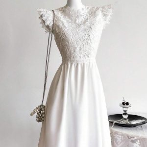 Vestido elegante blanco cuello alzado manga volante