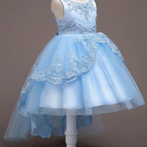 Vestido elegante princesa bordado floral cola pato celeste