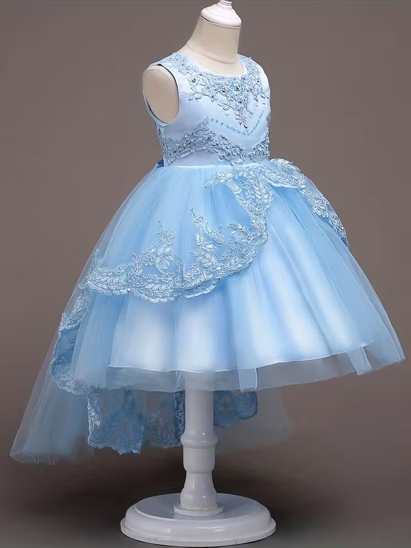 Vestido elegante princesa bordado floral cola pato celeste