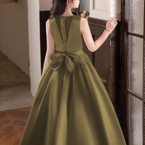 Vestido fiesta de lujo Versace satinado largo forrado verde olivo