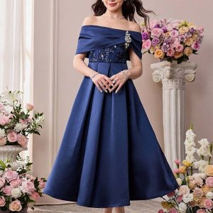 Vestido elegante satén, bordado y hombros descubiertos azul