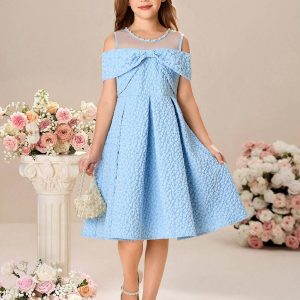 Vestido elegante tul en hombros y perlas en cuello celeste