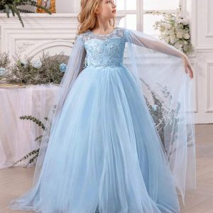 Vestido elegante con encaje mangas chal perlas y tul pecho bordado celeste