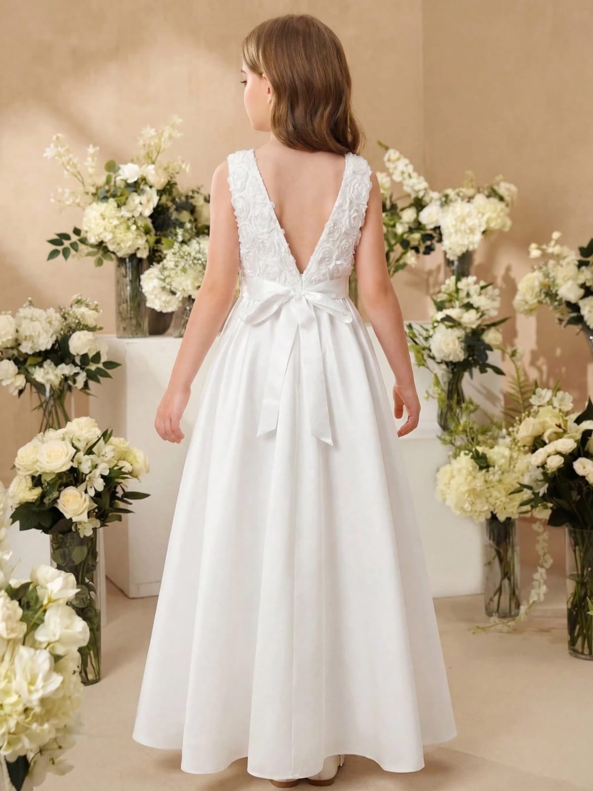 Vestido blanco de fiesta largo detalle encaje pecho rosas 3D, falda satén
