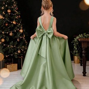 Vestido elegante escote V, tela satén premium con cola y lazo, verde olivo