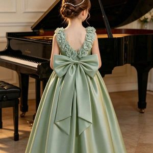 Vestido verde olivo satén rosas 3D y perlas en cuello con lazo