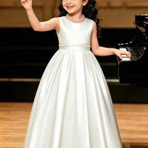 Vestido elegante satén blanco detalle encaje perlas en cuello